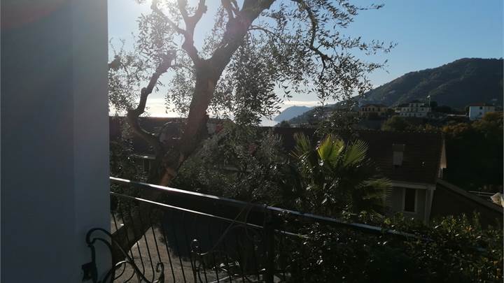 Bilocale vista mare con giardino e box